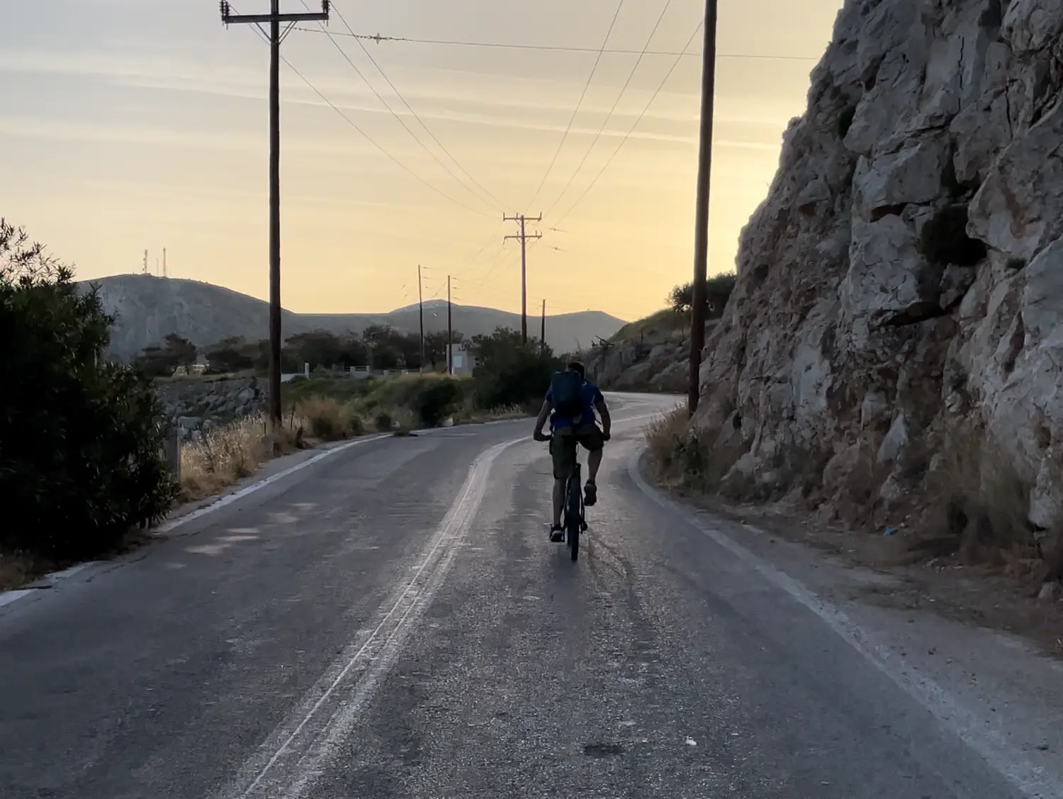 Mann auf Fahrrädern von Dodekanes Bikes 
