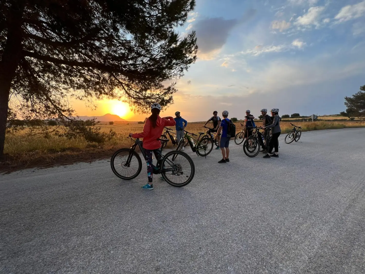 Menschen auf Fahrrädern von Dodekanes Bikes 