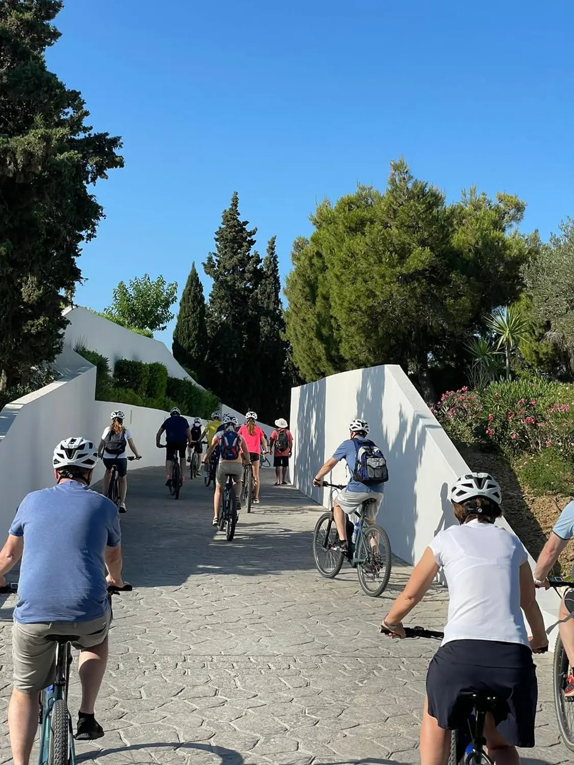 Menschen auf Fahrrädern von Dodekanes Bikes 