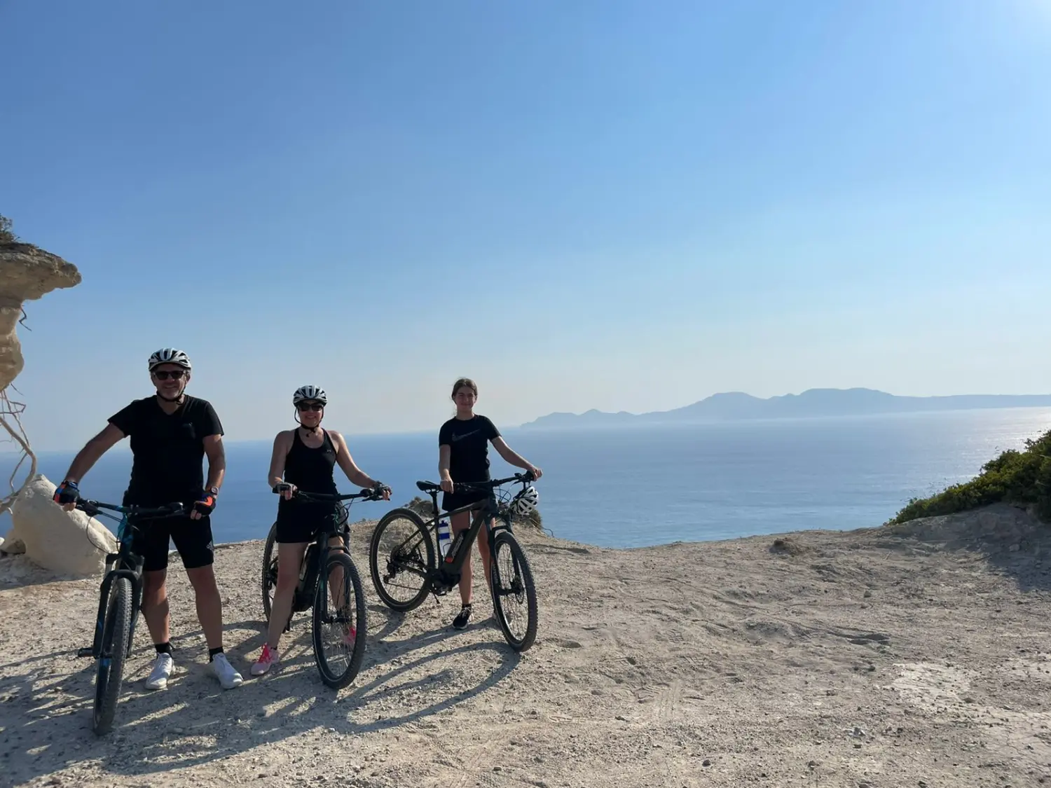 Mädchen auf Fahrrädern  von Dodekanes Bikes 