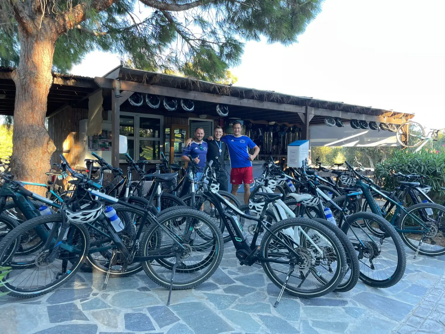 Fahrräder und Dreimann von Dodekanes Bikes