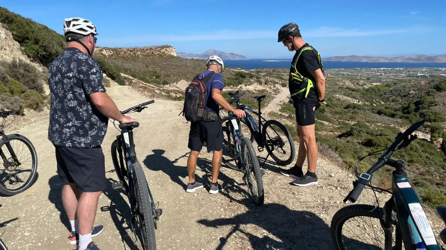 Menschen auf Fahrrädern von Dodekanes Bikes 