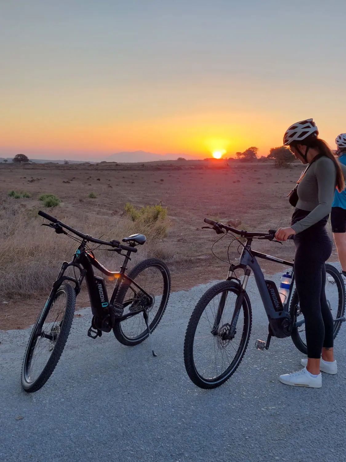 Menschen auf Fahrrädern von Dodekanes Bikes 