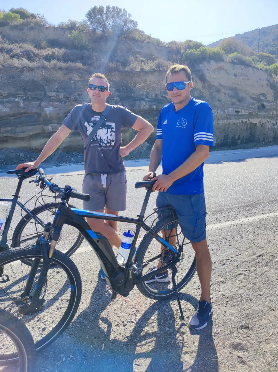 Menschen auf Fahrrädern von Dodekanes Bikes 