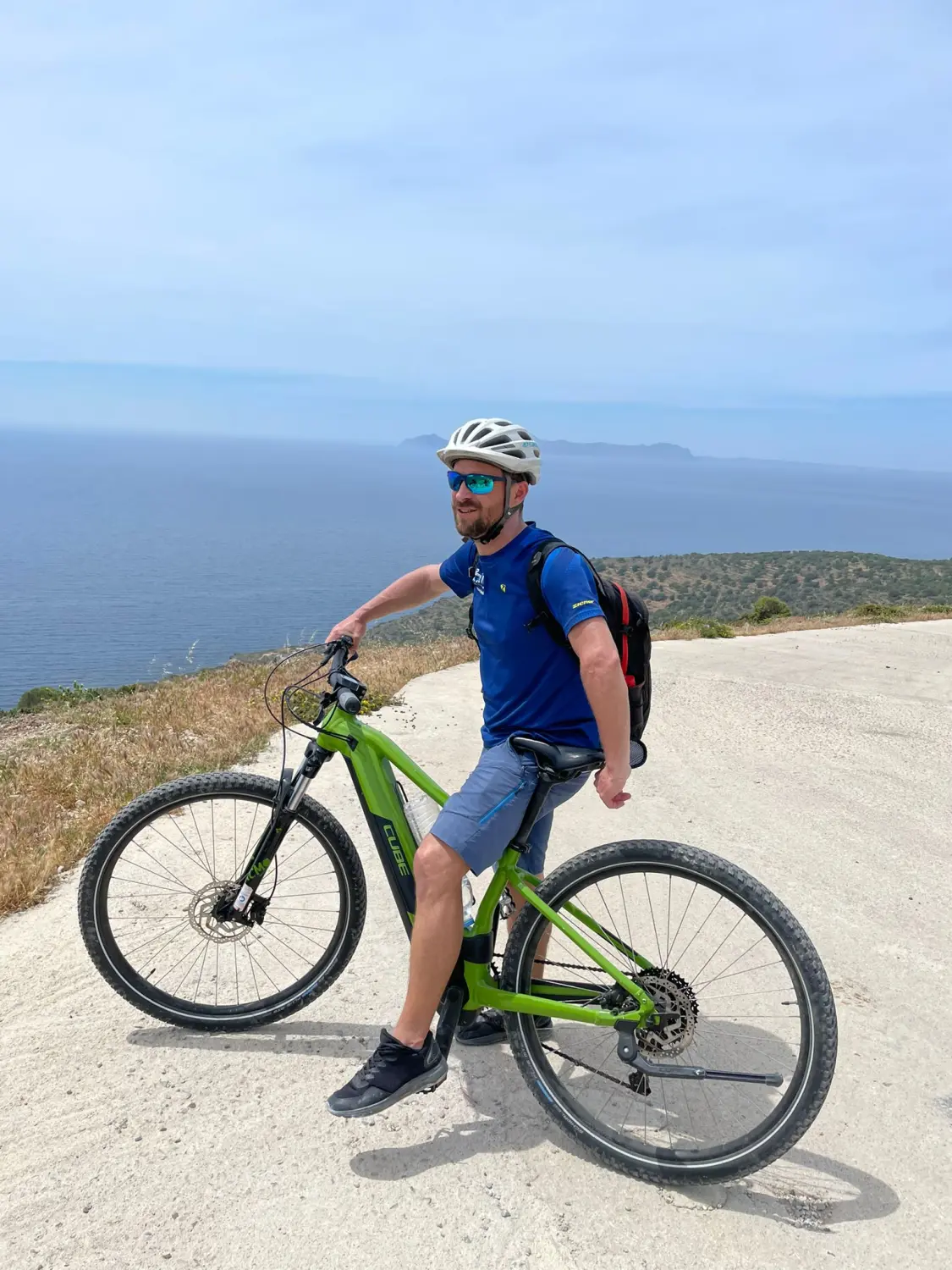 Mann auf Fahrrädern von Dodekanes Bikes 