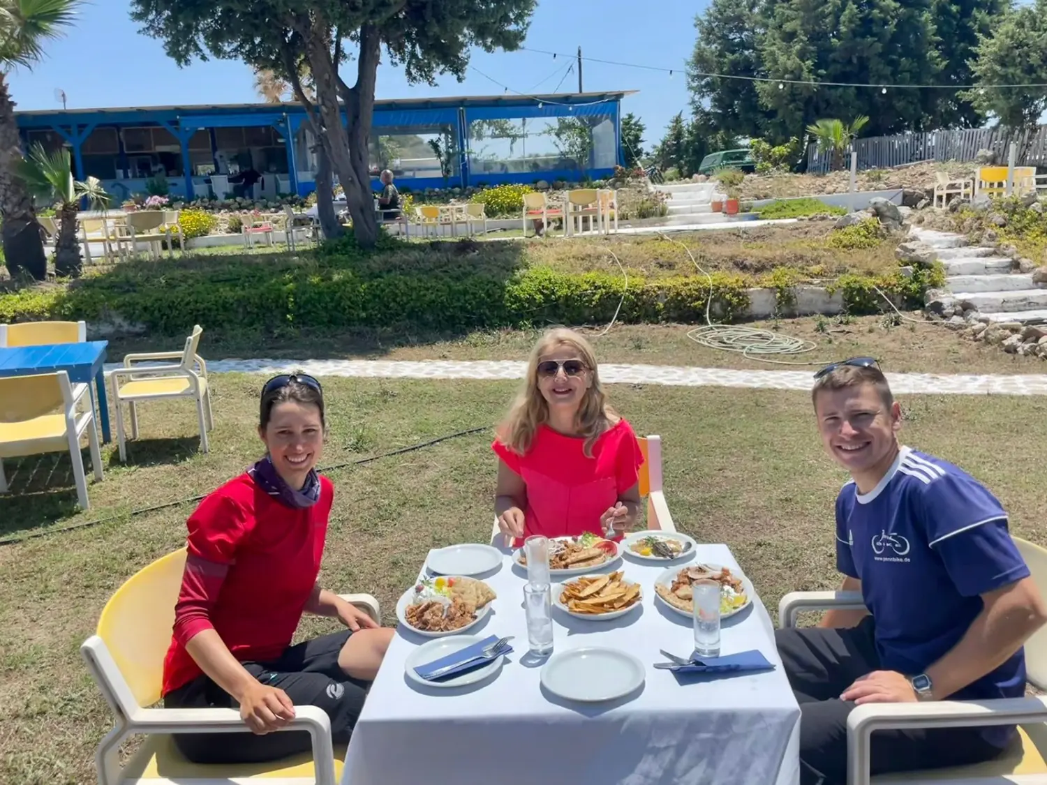 Menschen essen draußen von Dodekanes Bikes