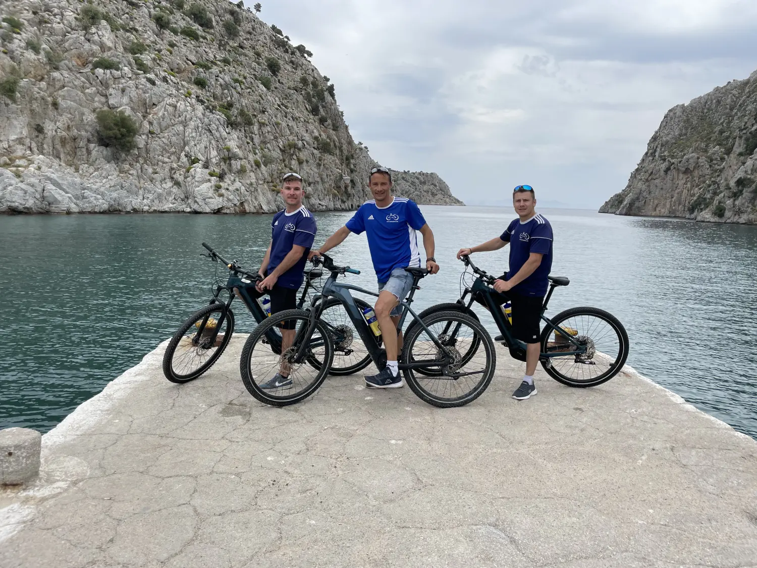 Menschen auf Fahrrädern von Dodekanes Bikes 